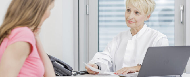 Wer medizinische Maßnahmen am Lebensende genau verstehen will, kann sich von Hausarzt oder Hausärztin bei der Patientenverfügung beraten lassen.