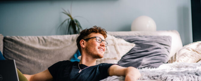 Viele Studierende oder Auszubildende spielen mit dem Gedanken, ein Semester oder ein Praktikum im Ausland zu absolvieren: Erasmus+ bietet Unterstützung.