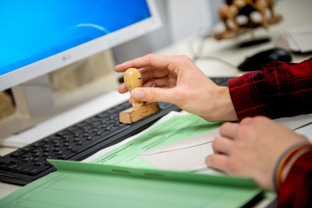 Grundbuchamt oder Strafgericht: Auf angehende Justizsekretärinnen oder Justizfachangestellte warten unterschiedliche Aufgaben.