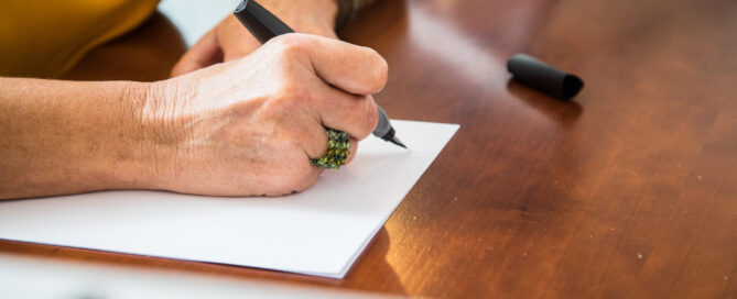 Vertrauen ist wichtig, wenn man sich bei der Erstellung eines Testaments helfen lässt - der eigene freie Willen muss aber gewahrt bleiben.