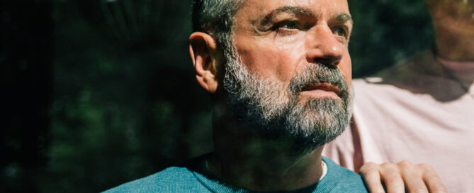 Sich gleichzeitig auf den eigenen Job und die Pflege einer nahestehenden Person zu konzentrieren, kostet enorm viel Kraft.