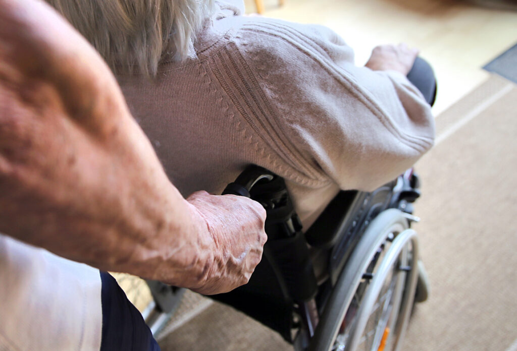 Die Entscheidung, den Partner ins Pflegeheim zu geben, wirft nicht nur emotionale, sondern auch finanzielle Fragen auf.