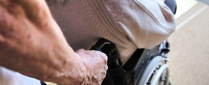 Die Entscheidung, den Partner ins Pflegeheim zu geben, wirft nicht nur emotionale, sondern auch finanzielle Fragen auf.