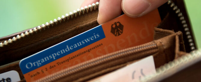 Der Organspendeausweis ist in Apotheken, Arztpraxen oder online als PDF erhältlich.