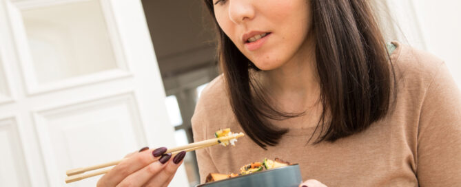 Wie sieht das Essen aus, wie riecht es? Wer langsam isst und mit allen Sinnen genießt, dem reichen auch kleinere Portionen zum Sattwerden.