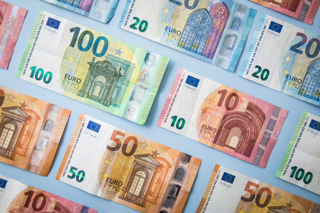 Der Begriff «Barvermögen» schließt nicht nur physisch vorhandene Scheine und Münzen ein, sondern auch die bei Banken befindlichen Gelder.