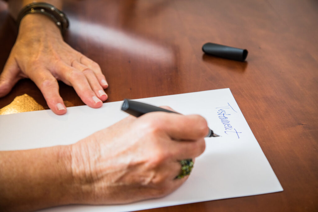 Eine Rentnerin sitzt am 09.11.2022 an ihrem Schreibtisch in Winsen/Luhe und schreibt ein Testament (gestellte Szene).