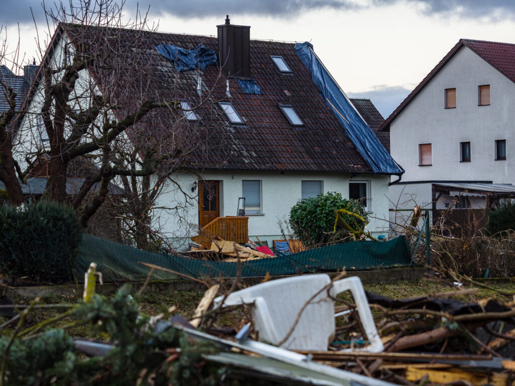 Chaos nach Unwetter: Bei Schäden am Haus durch Sturm oder umgestürzte Bäume zahlt die Wohngebäudeversicherung, für beschädigtes Mobiliar greift die Hausratversicherung.