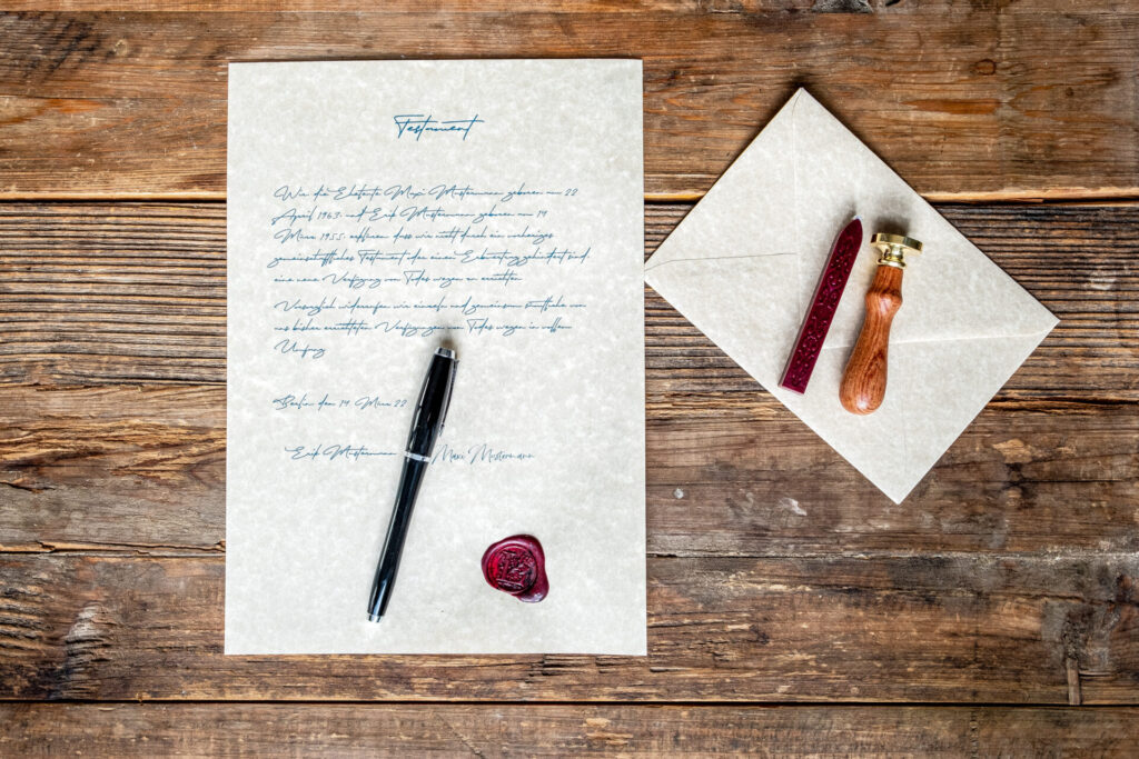 Ein Siegelstempel ist am 15.03.2022 in Berlin auf einem Testament zu sehen ( gestellte Szene ).