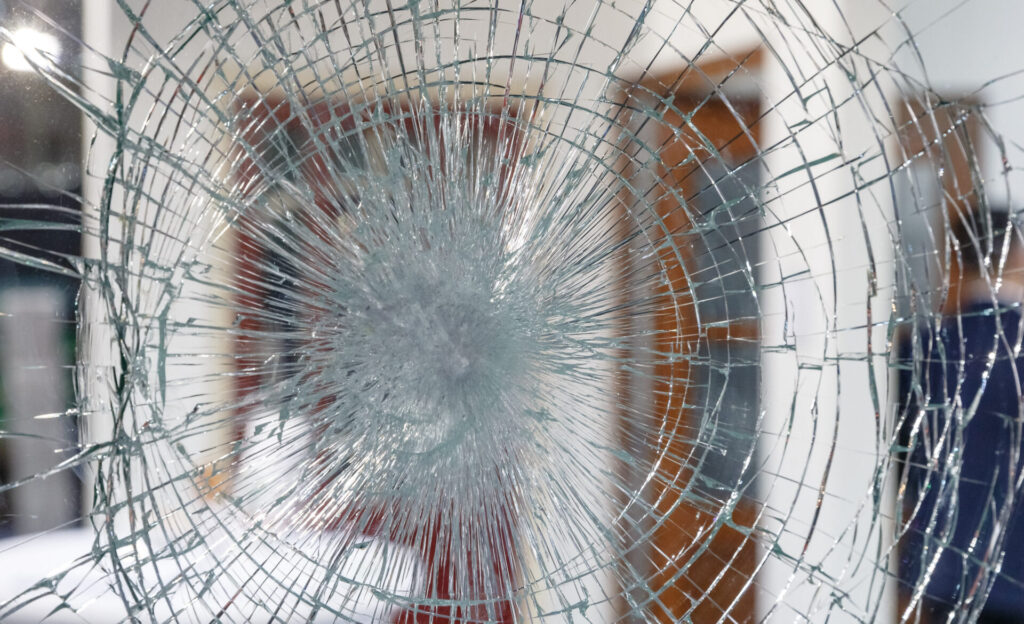 Die zerstoerte Scheibe eines Fensters mit Sicherheitsglas, aufgenommen am 26.01.2019 auf der Home Messe 2019 in Hamburg.