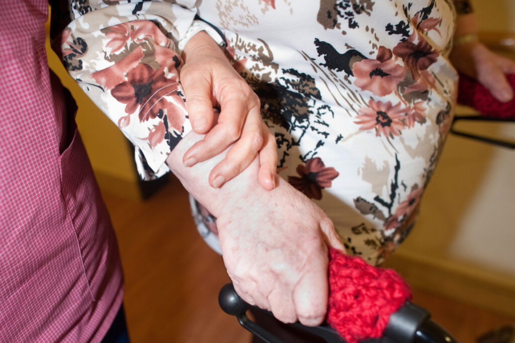 Eine spezielle Unfallversicherung für Senioren sollte auch alterstypische Erkrankungen abdecken und externe Hilfeleistungen nicht nur organisieren, sondern auch bezahlen.